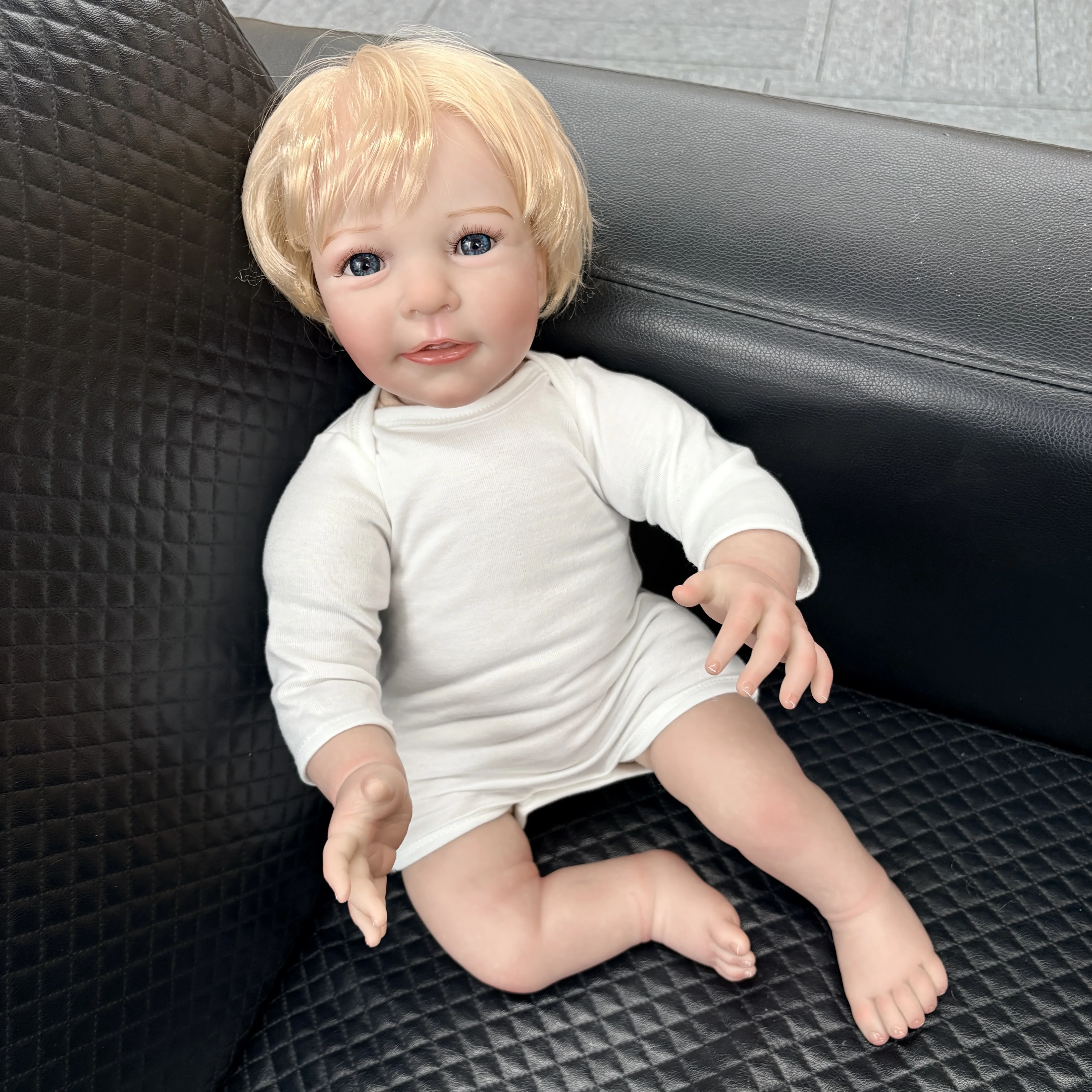 Muñeca Reborn bebé con piel pintada y venas azules visibles - imagen 2