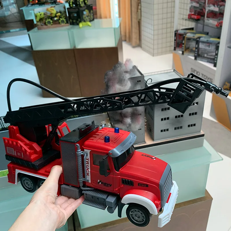 Camión de bomberos RC con luz, aspersor y escalera eléctrica - imagen 5