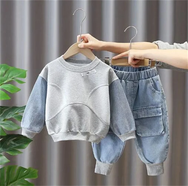 Sudadera gris con detalle de bolsillo