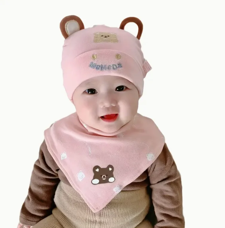 Gorros y baberos de estilo tierno