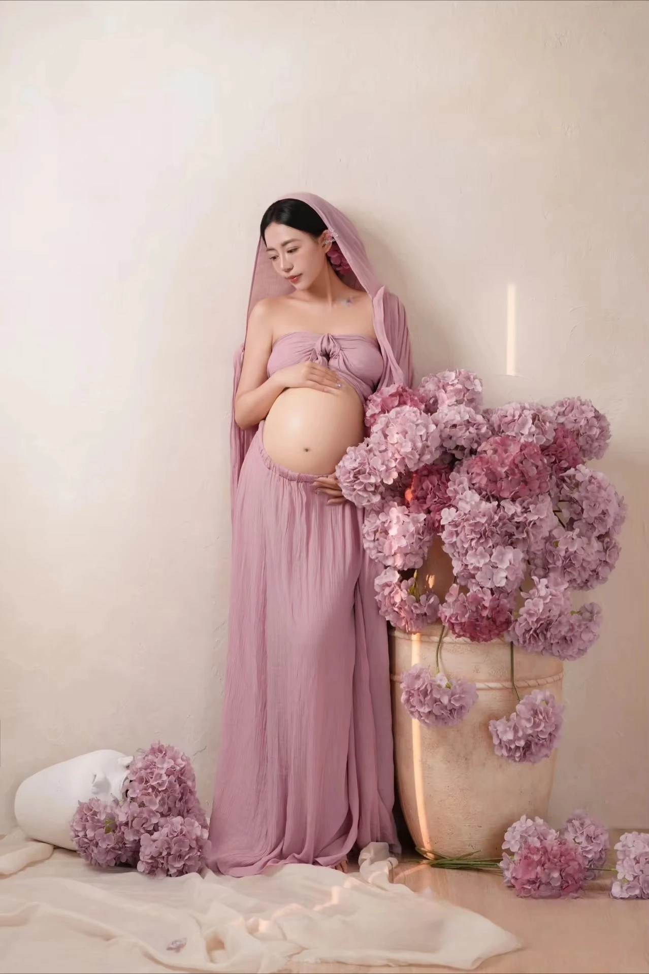 Vestido premamá rosa elegante para sesión de fotos