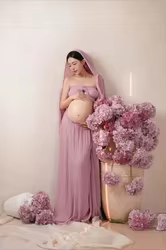 Vestido premamá rosa elegante para sesión de fotos