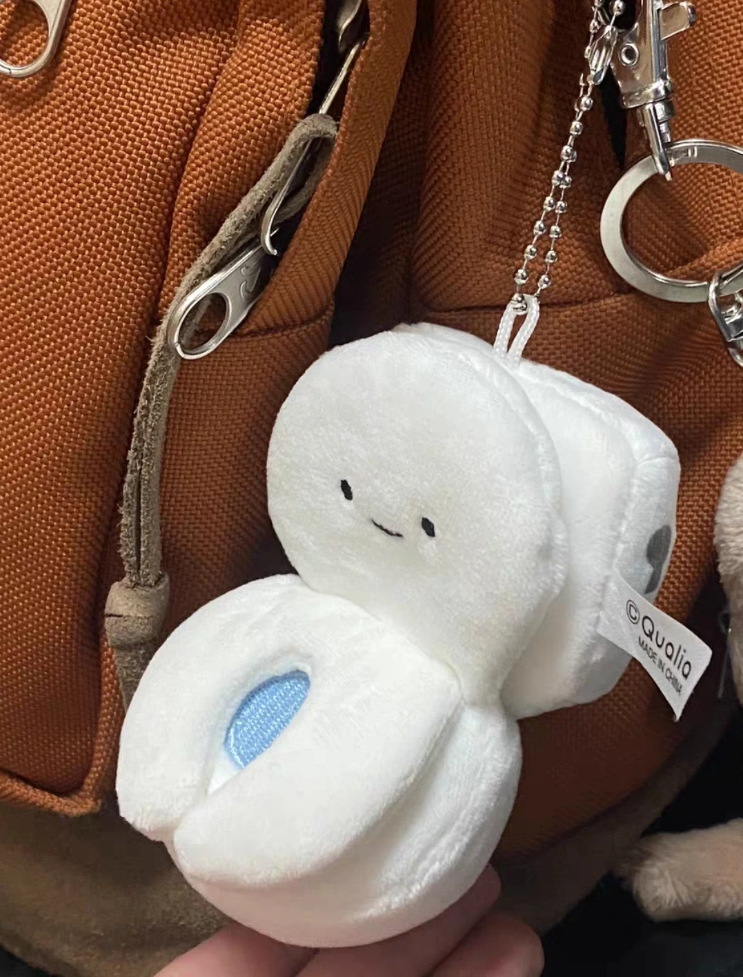 Peluche colgante de inodoro con ojos redondos Qualia - imagen 5