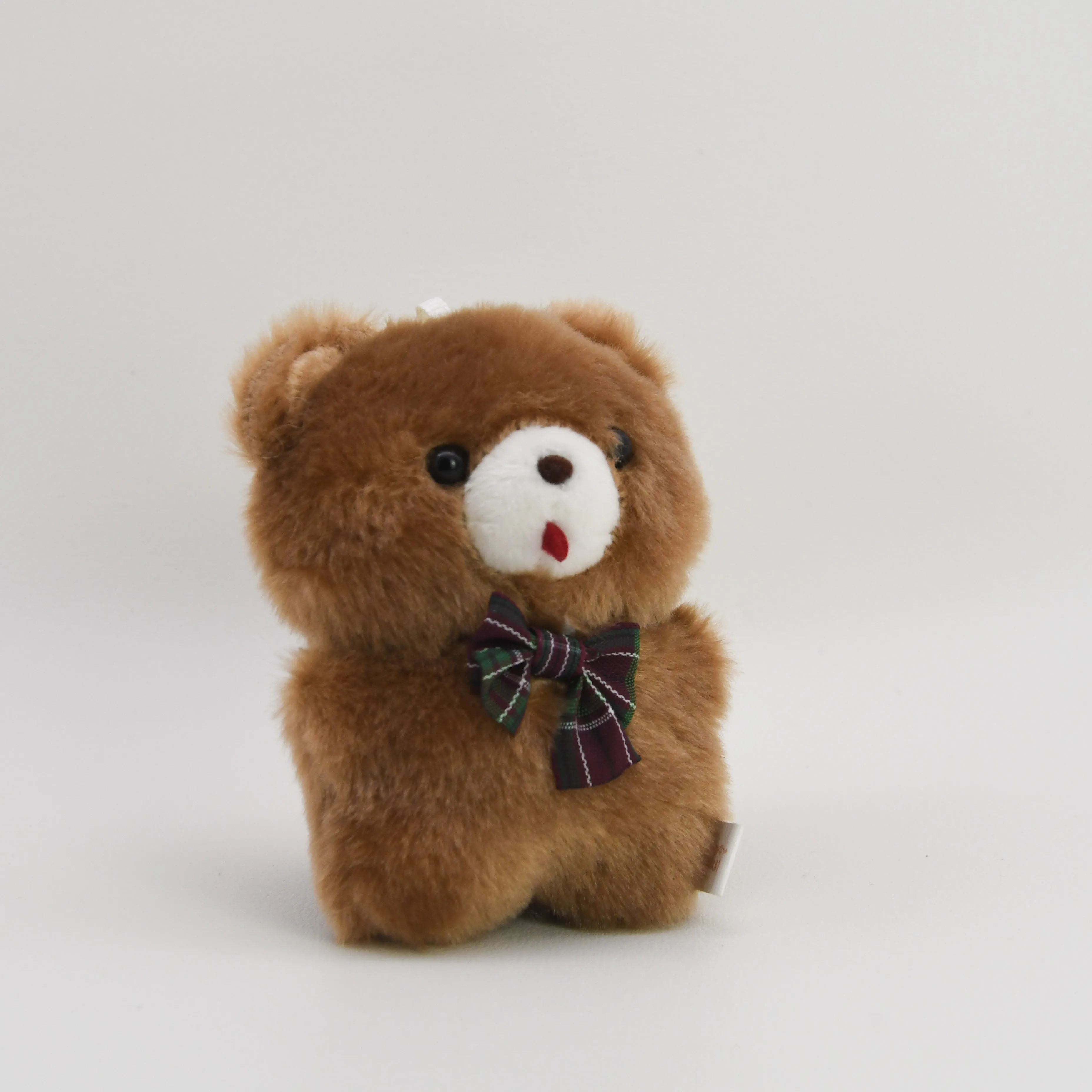 Yell World Peluche de oso nostálgico colgante con pajarita y cintas - imagen 4