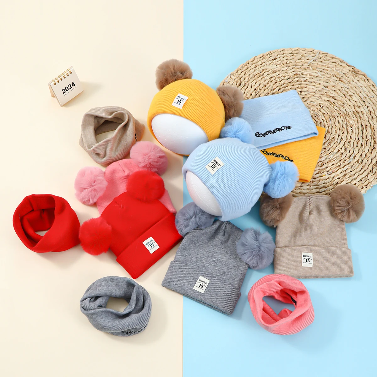 Detalle del gorro con bola de pelo