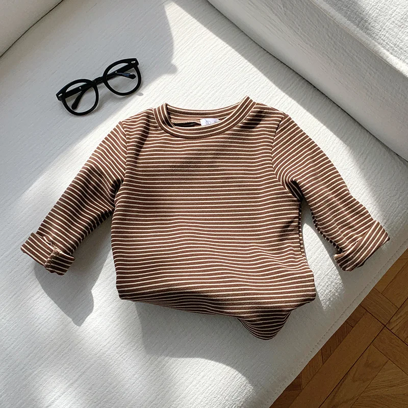 Camiseta infantil de rayas en tonos suaves
