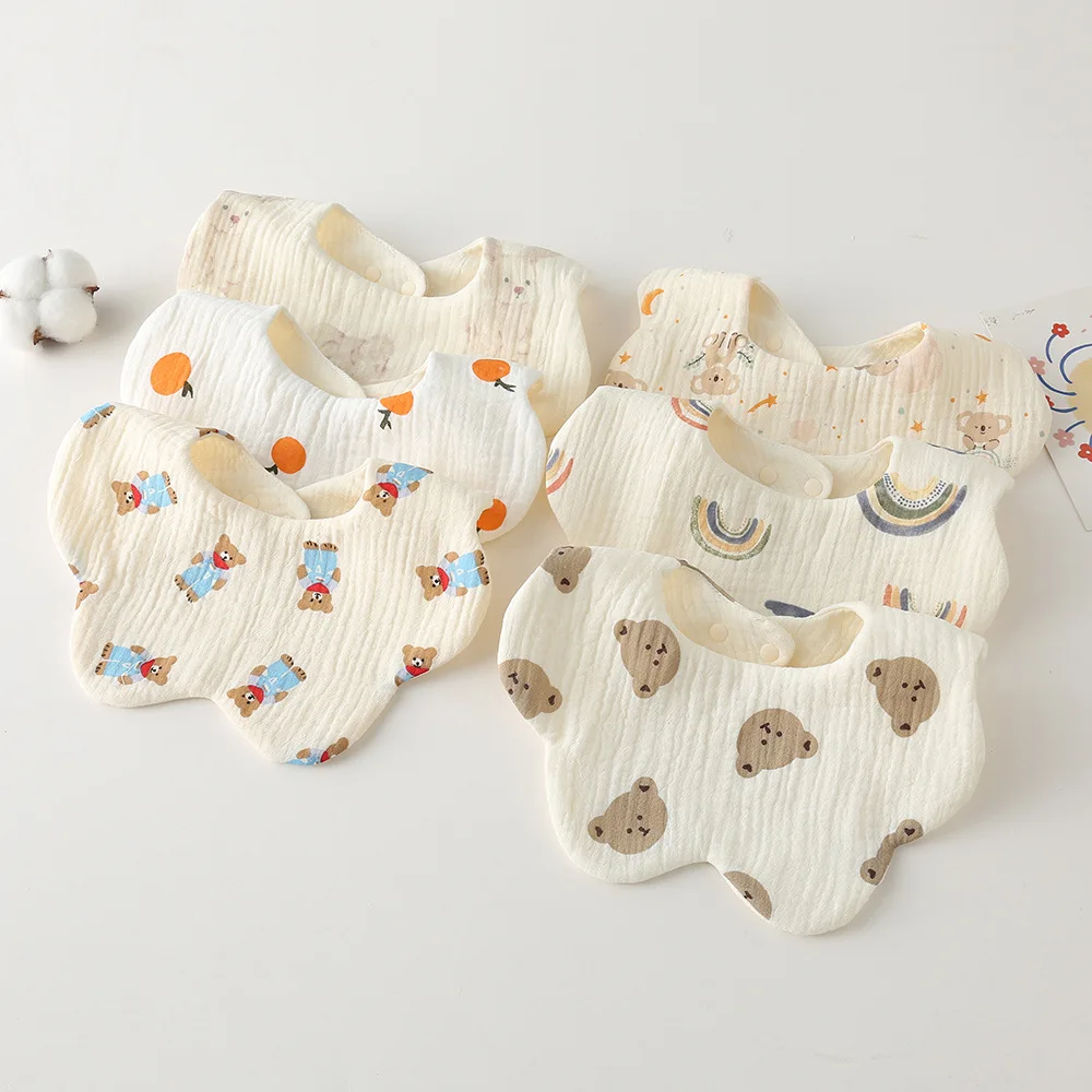 Babero de algodón orgánico para bebé – Estampado de pétalos suaves - imagen 5