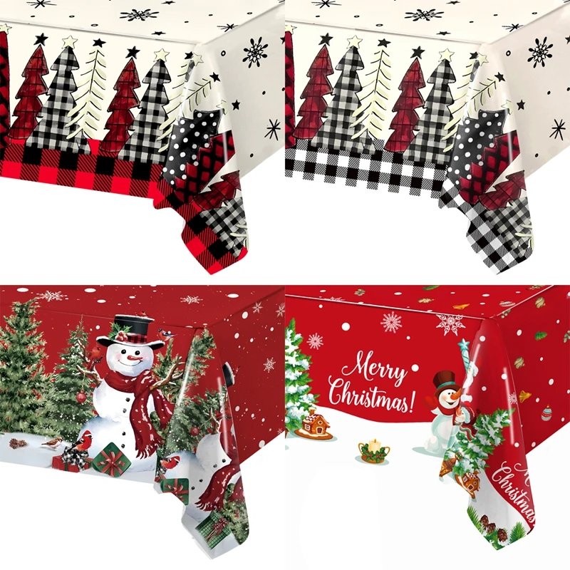 Mantel navideño extendido sobre una mesa de madera