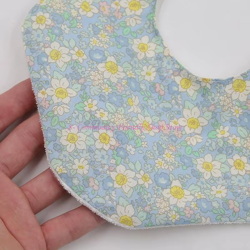 Babero de algodón con estampado floral para bebé