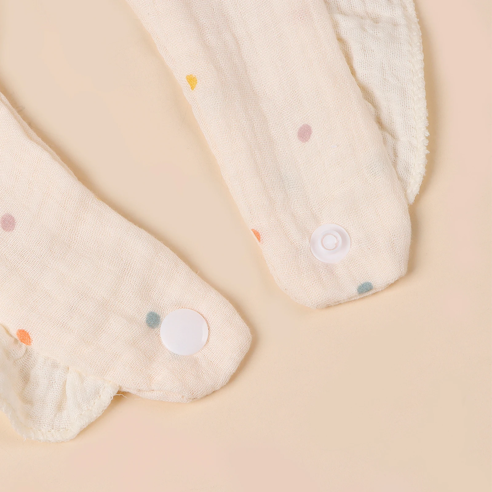 Set bebé: diadema, babero y turbante beige con encaje bordado - imagen 4