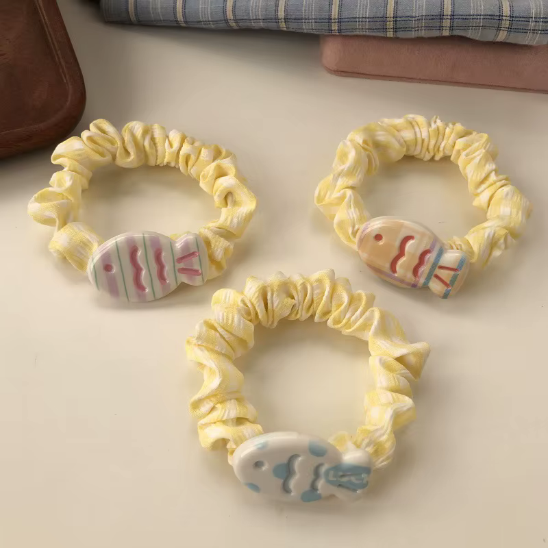 Niña usando la diadema en coleta