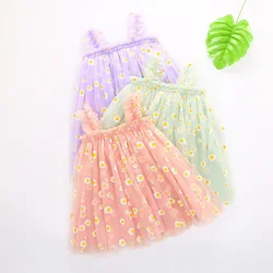Vestido de bebé veraniego con tirantes y falda de flores