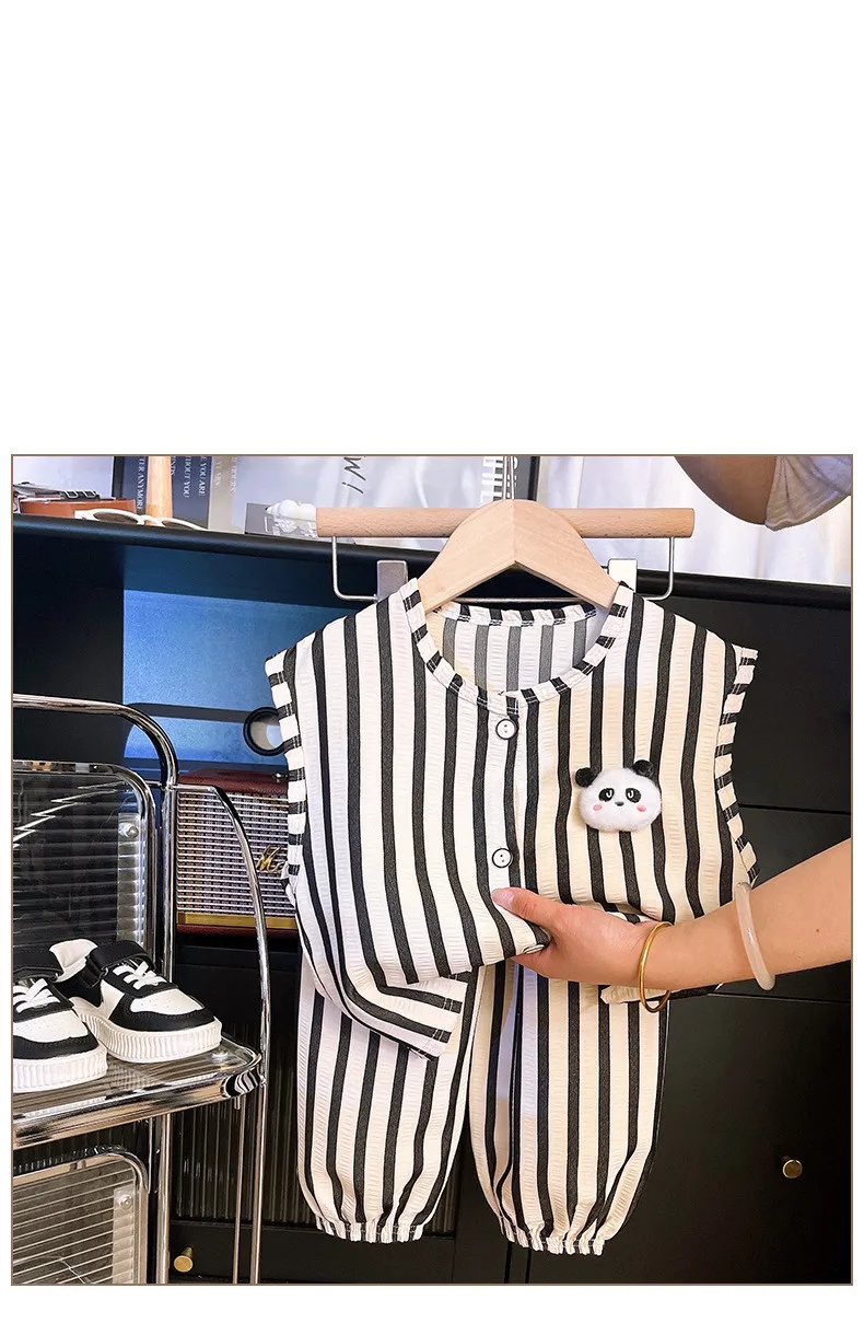 Conjunto de ropa para niños disponible en varios colores