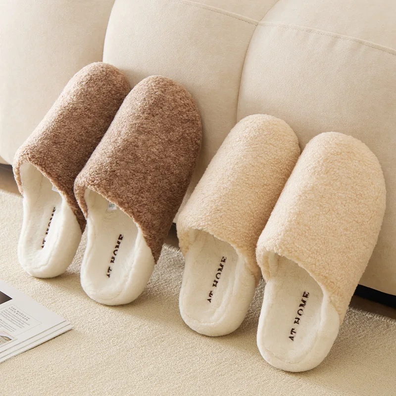 Pantufla puesta sobre pie mostrando ajuste