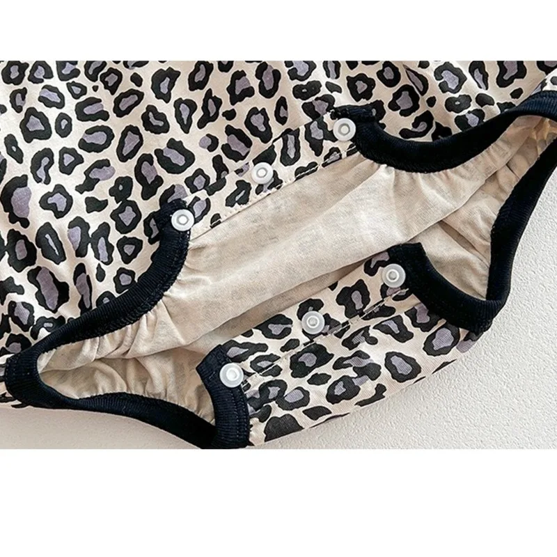 Mono de bebé de verano fino con estampado leopardo tipo peto - imagen 4