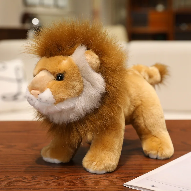 Peluche león en escritorio