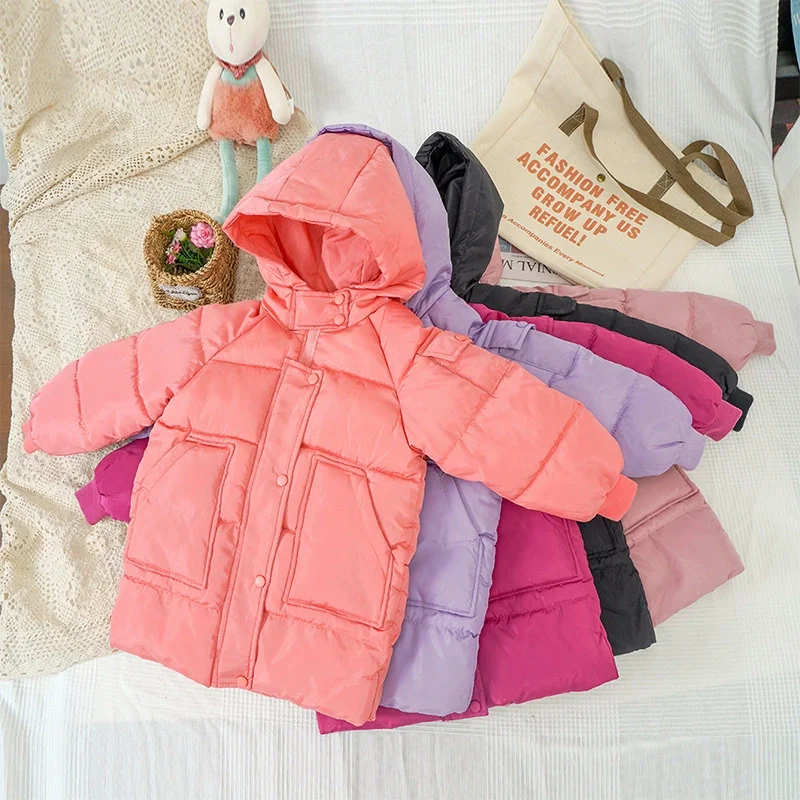 Abrigo de plumón infantil con capucha en color beige
