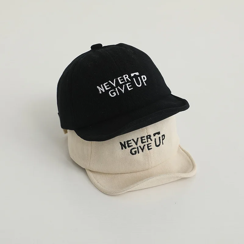 Gorra de bebé suave en algodón con letras para el sol