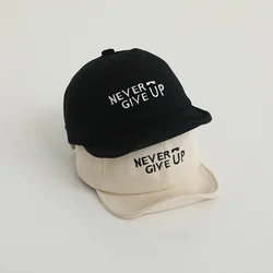 Gorra de bebé suave en algodón con letras para el sol