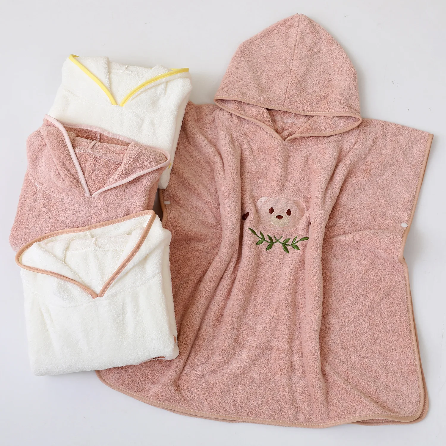 Toalla con capucha para bebé – Albornoz suave color coral - imagen 3