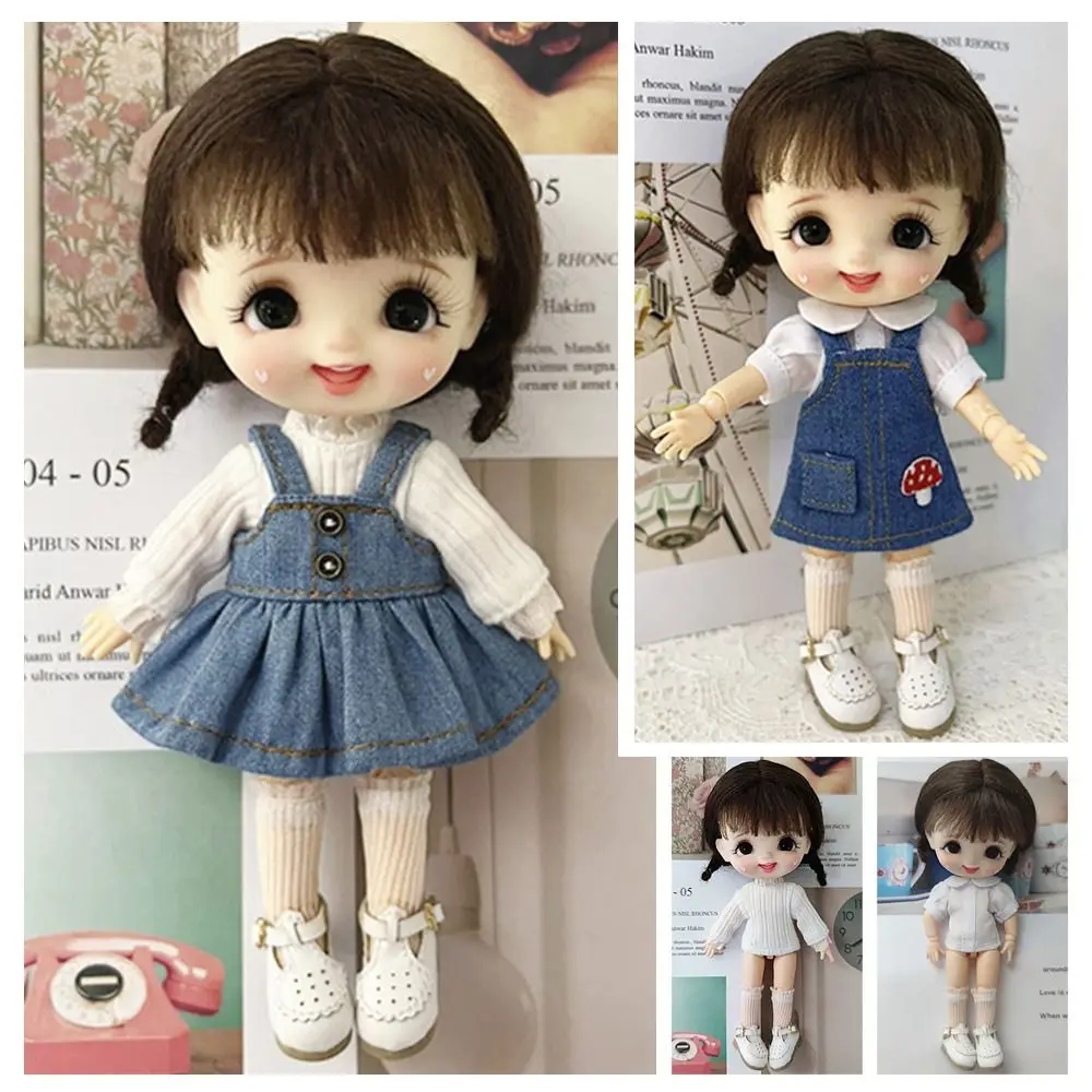 Muñeca OB11 vistiendo falda de tirantes de mezclilla con camisa blanca