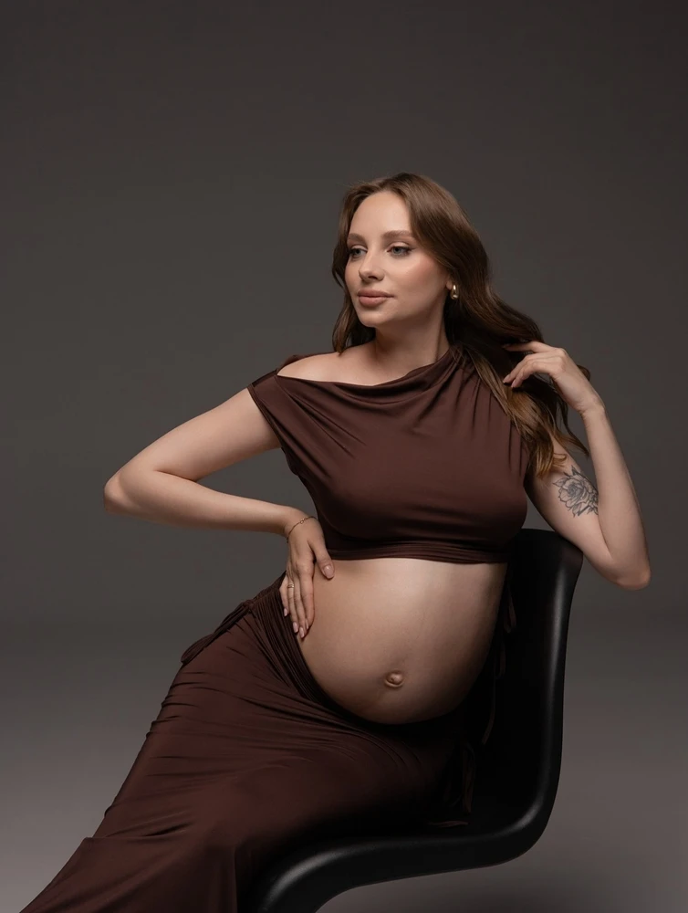 Vestido premamá largo dos piezas – Hombros descubiertos marrón - imagen 5