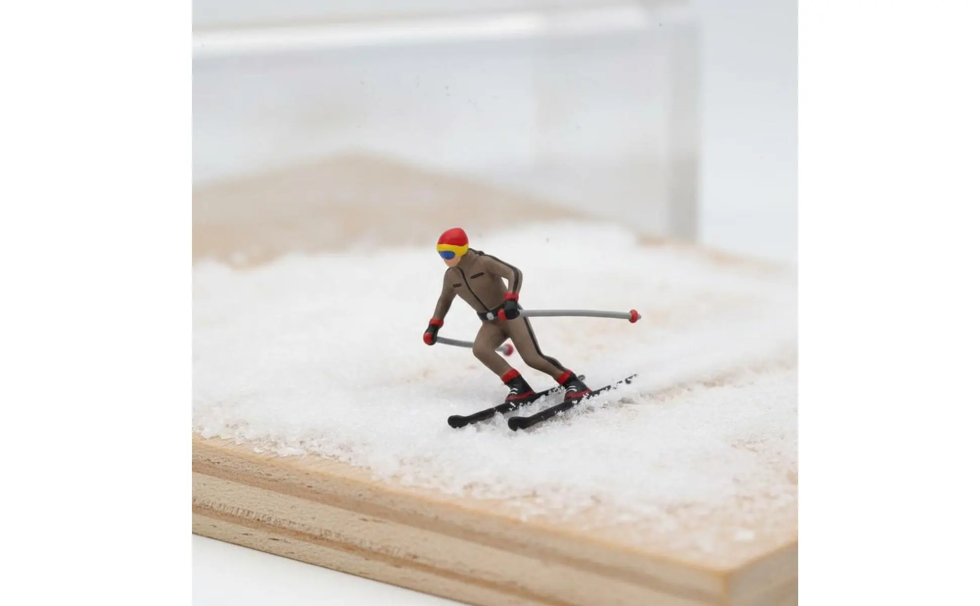 Detalle de la figura de snowboardista en miniatura