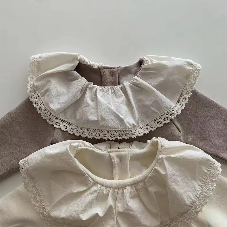 Camiseta floral de encaje para niña en rosa con detalles de encaje en el cuello