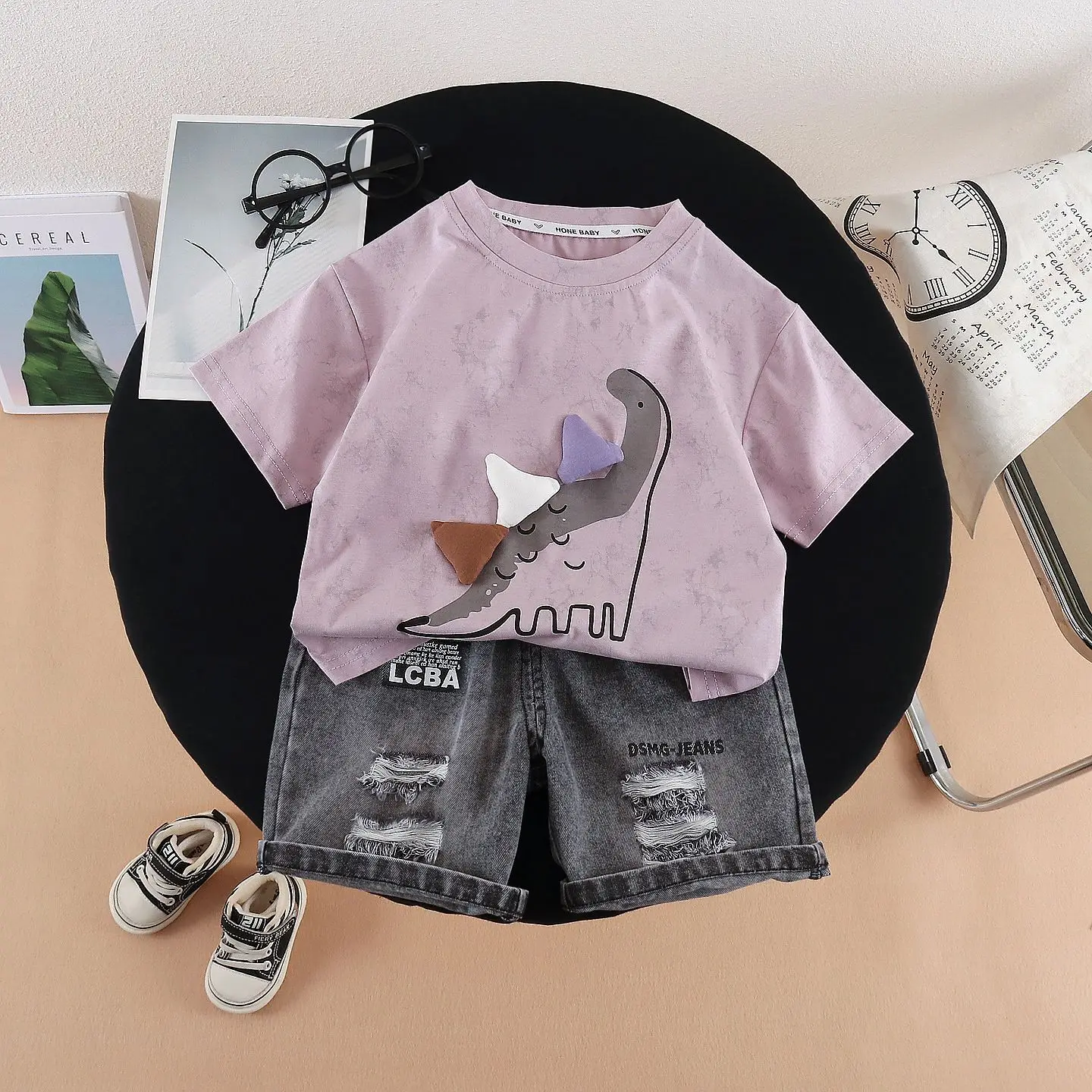 Colores del conjunto: beige, caqui y morado