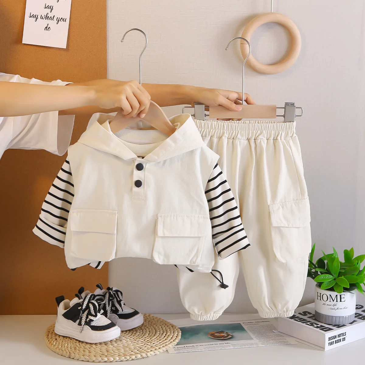 Camiseta a rayas y pantalones combinados