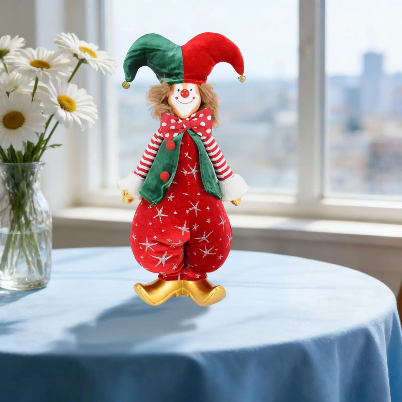 Muñeco de payaso hecho a mano sobre un escritorio