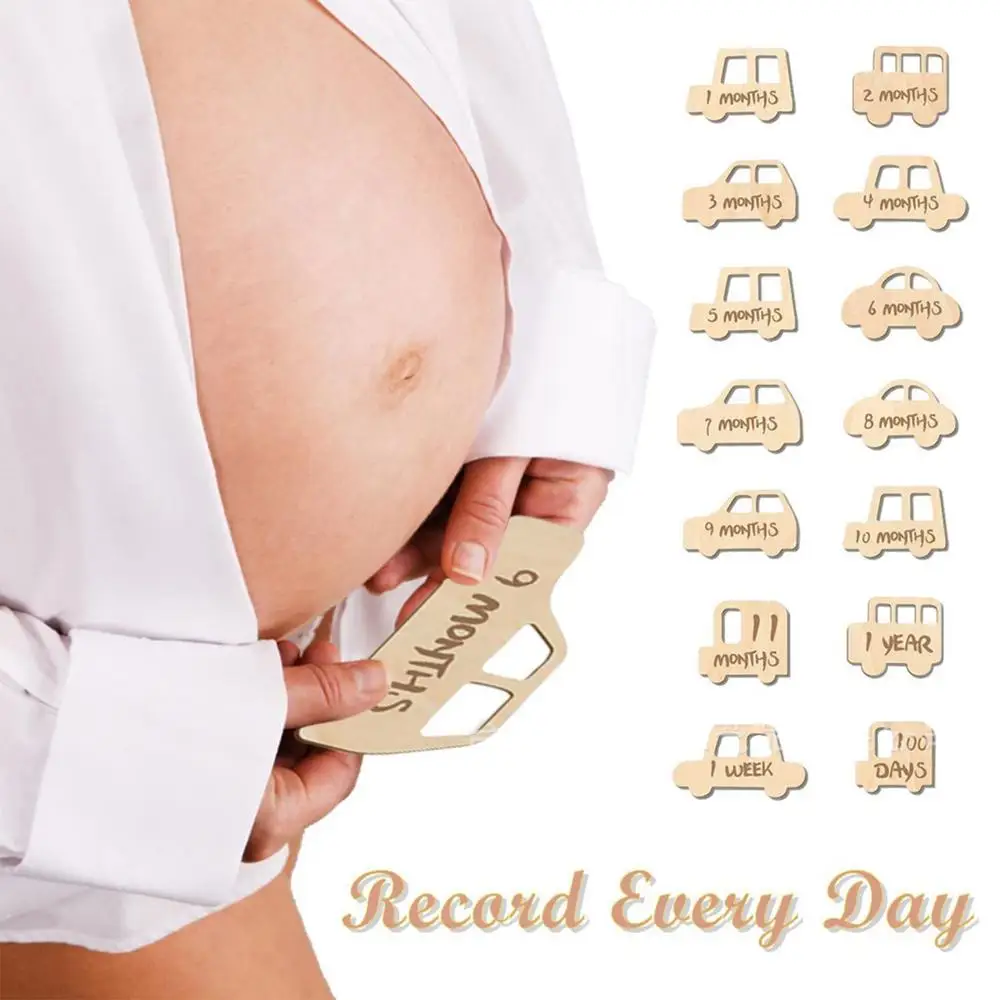 Una mujer embarazada que sostiene una regla con imanes de automóvil