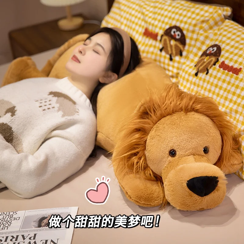 Peluche león en entorno infantil