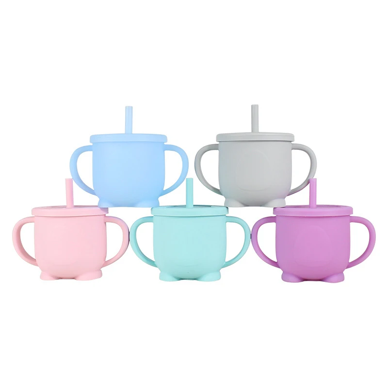 Taza con pajita de pingüino vista frontal