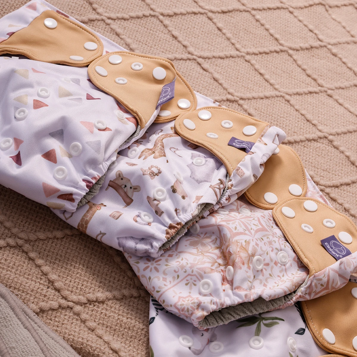 Detalle del cierre de velcro y el tejido PUL impermeable