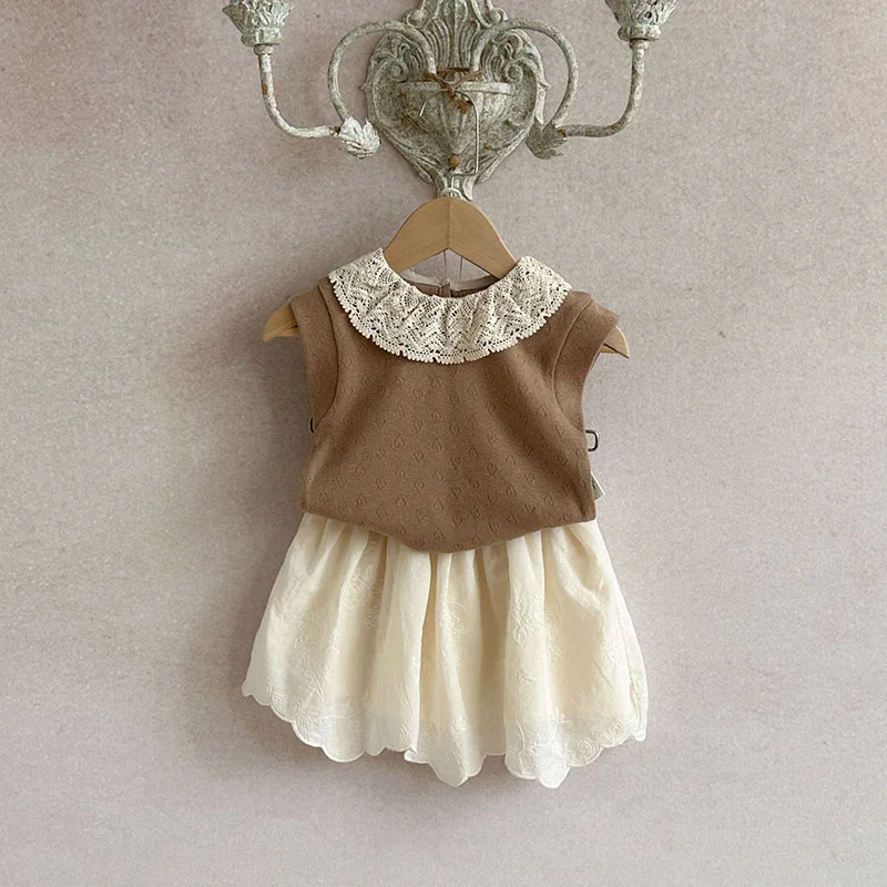 Camiseta sin mangas de bebé niña con cuello de encaje y corazón - imagen 4