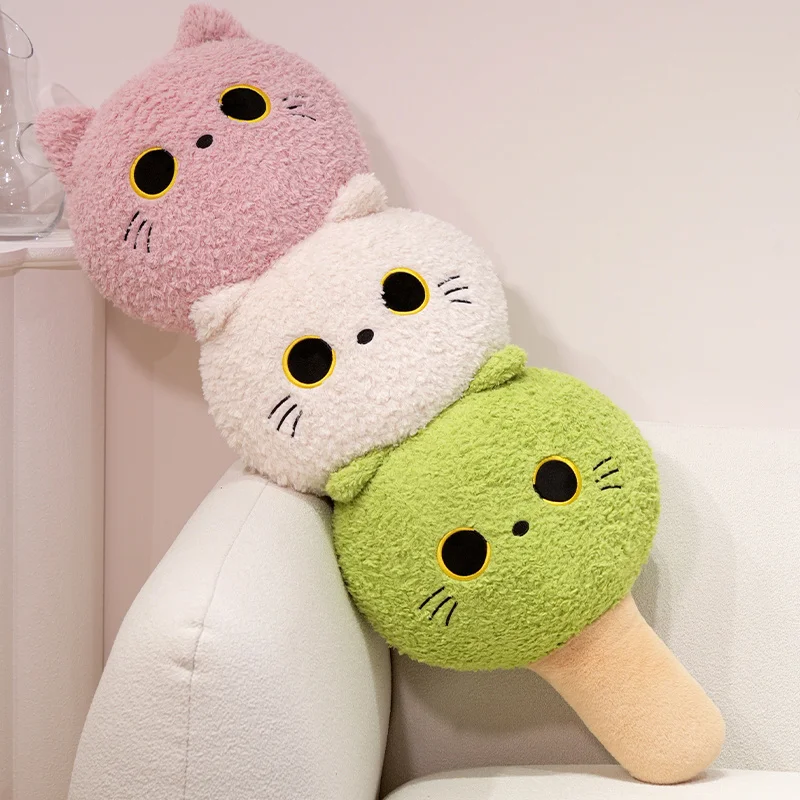 Gato jugando con el peluche largo