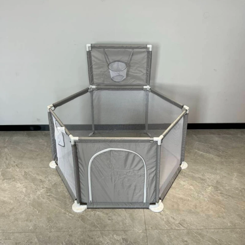 Parque infantil hexagonal con valla de seguridad y piscina de bolas - imagen 2