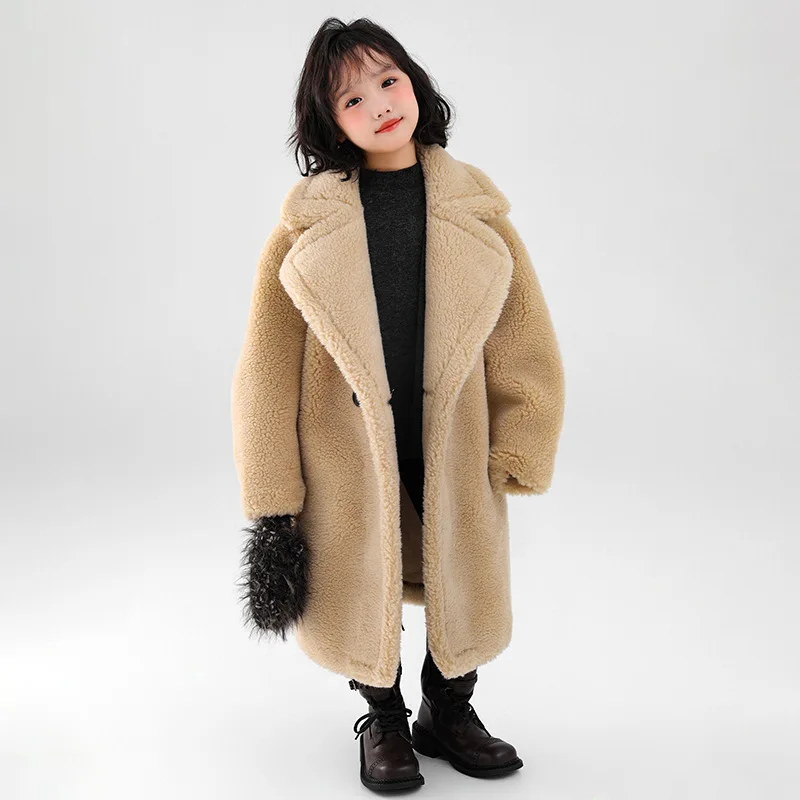 Abrigo largo con pelo sintético para niña estilo lana de cordero