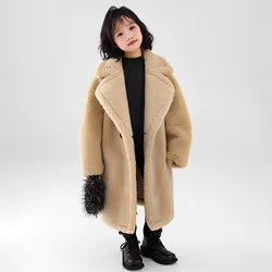 Abrigo largo con pelo sintético para niña estilo lana de cordero