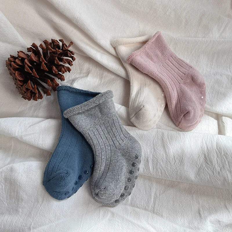 Calcetines infantiles con estilo liso y acolchado