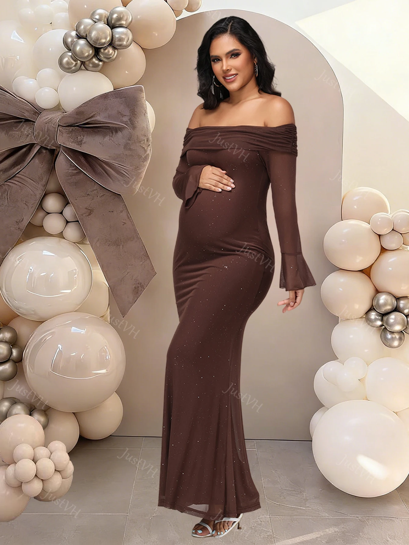 Detalle de lentejuelas y malla en el vestido de maternidad