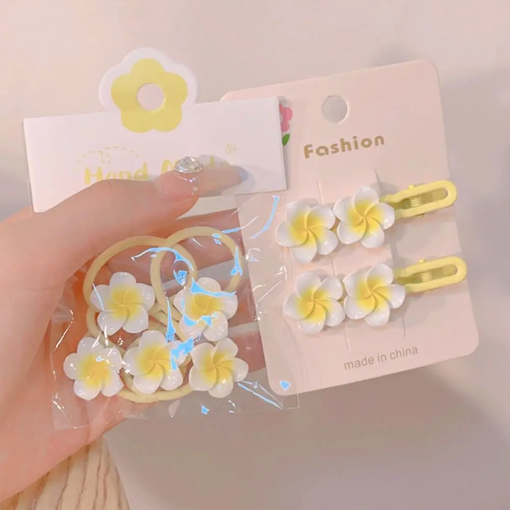 Pinza para el pelo de plumeria con flor amarilla para niña bohemia