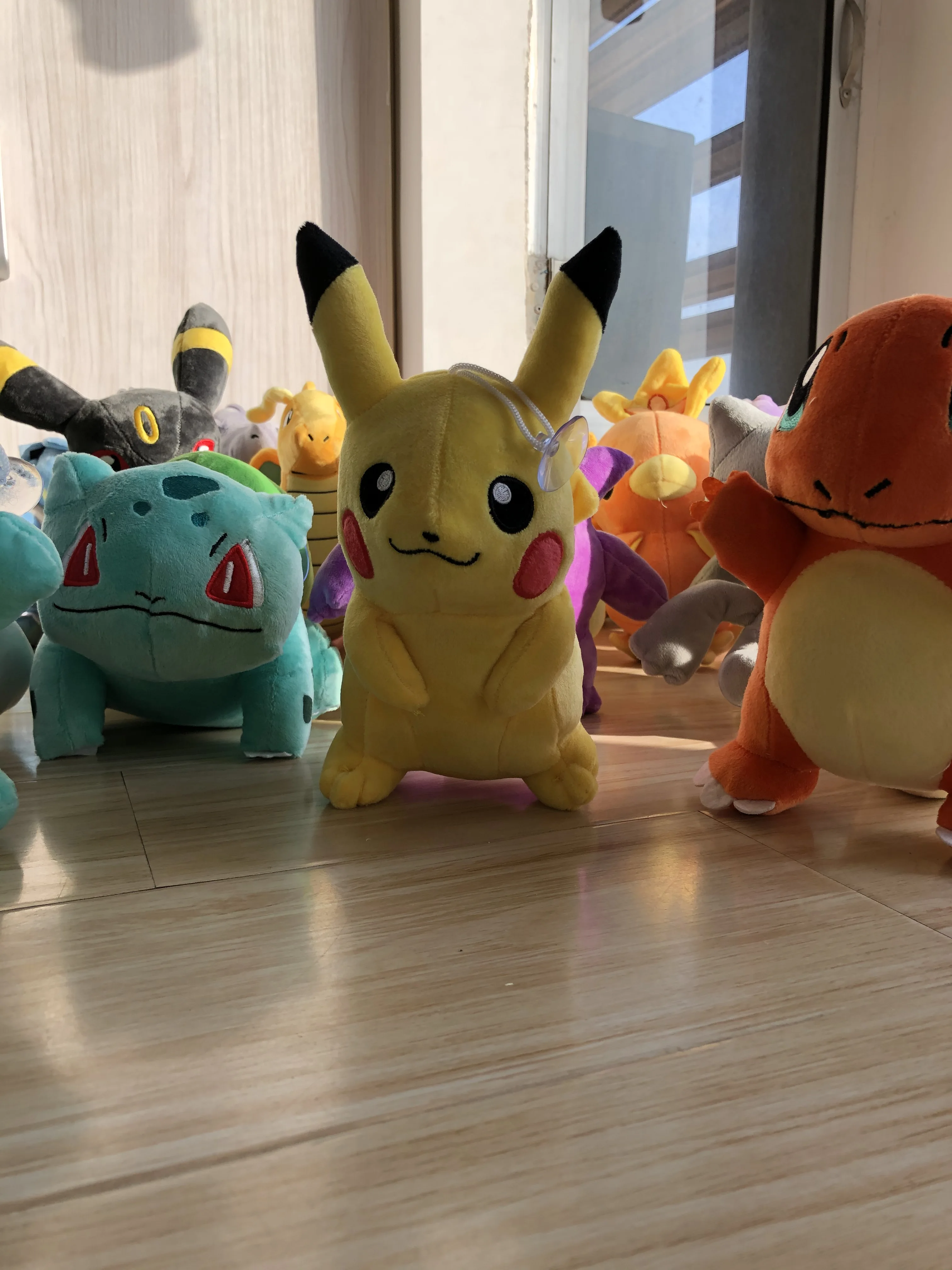 Peluche Pokémon con personaje estilo Pikachu