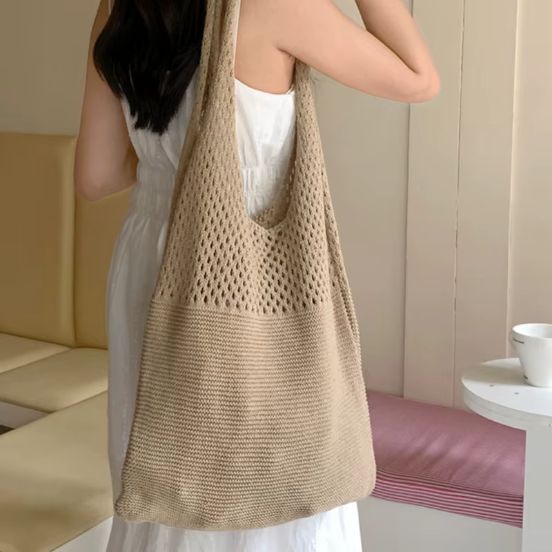 Bolso tote tejido en uso cotidiano