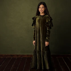 Vestido elegante de niña con mangas capa color oliva de invierno