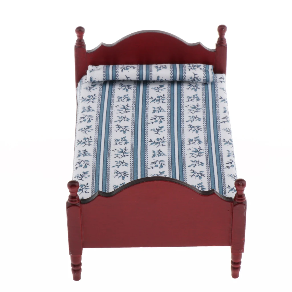 Detalle de la cama en miniatura con tela de calidad