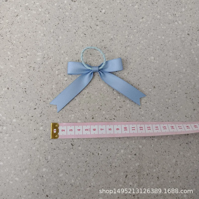 Detalle del lazo y la cinta en tonos azules