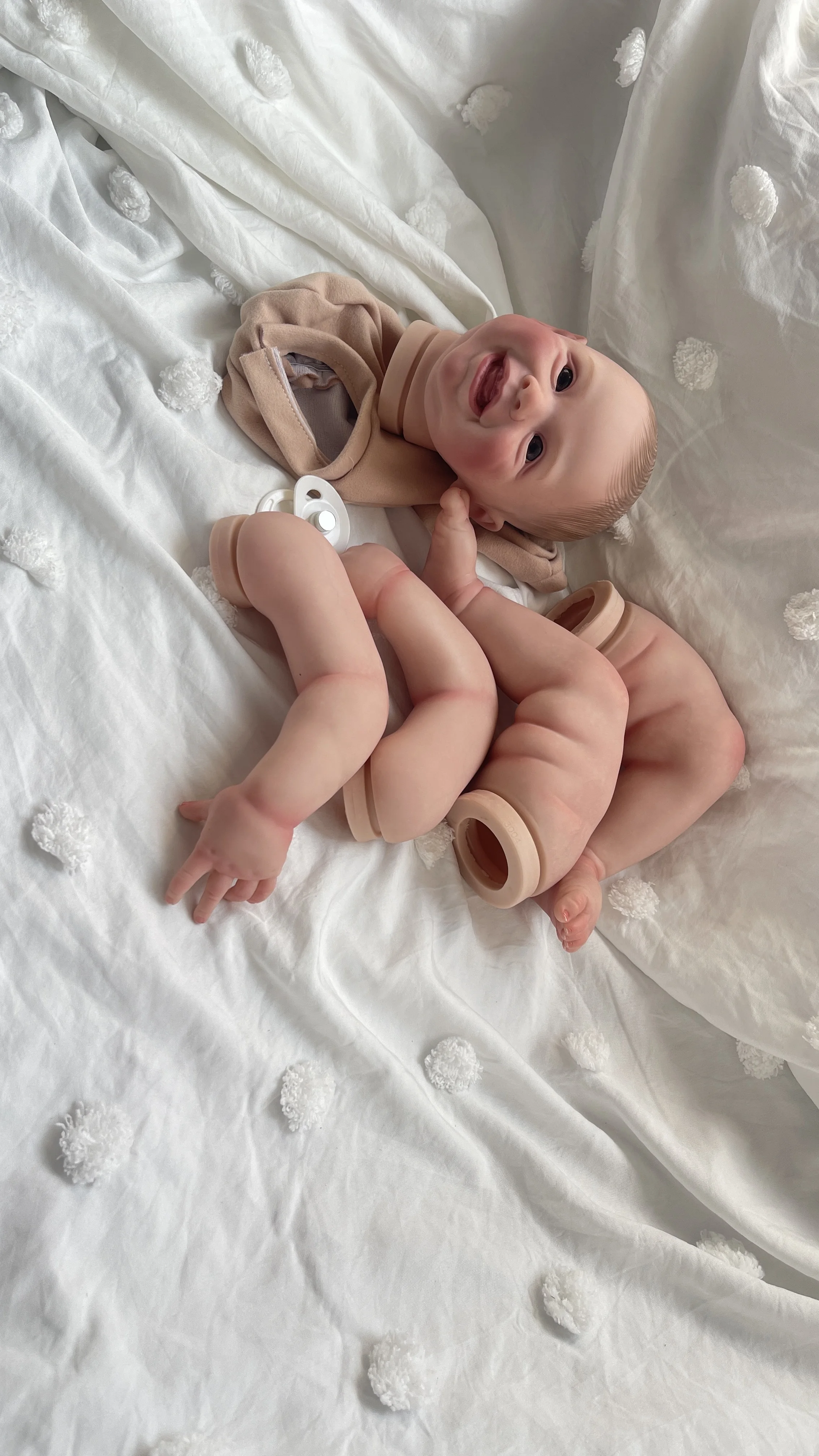 Muñeca Reborn completada en pose sentada