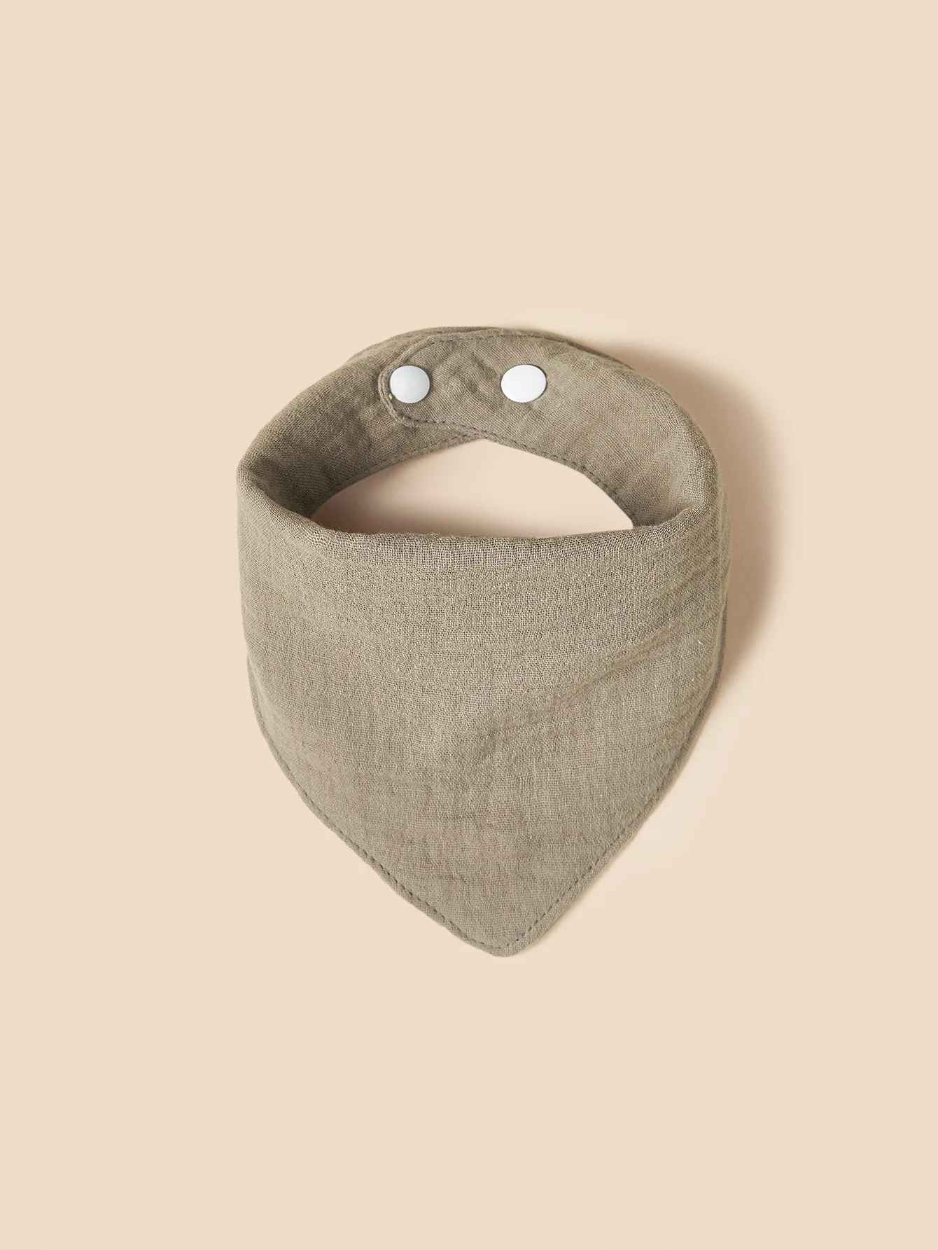 Babero de algodón con diseño triangular